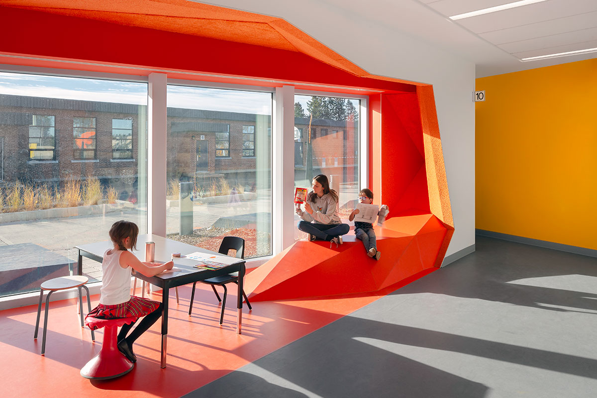 L’école primaire Alexander-Wolff dispose maintenant de nouveaux espaces logeant à l’enseigne de la durabilité. Photo : Stéphane Groleau