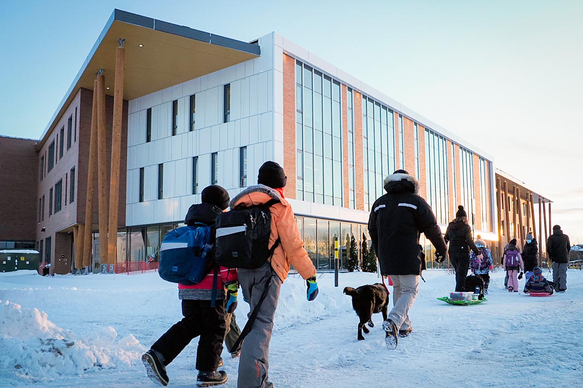 L'école Vauquelin est le tout premier bâtiment scolaire de trois étages au Canada à être construit avec une structure de bois. Crédit : MADOC Studio