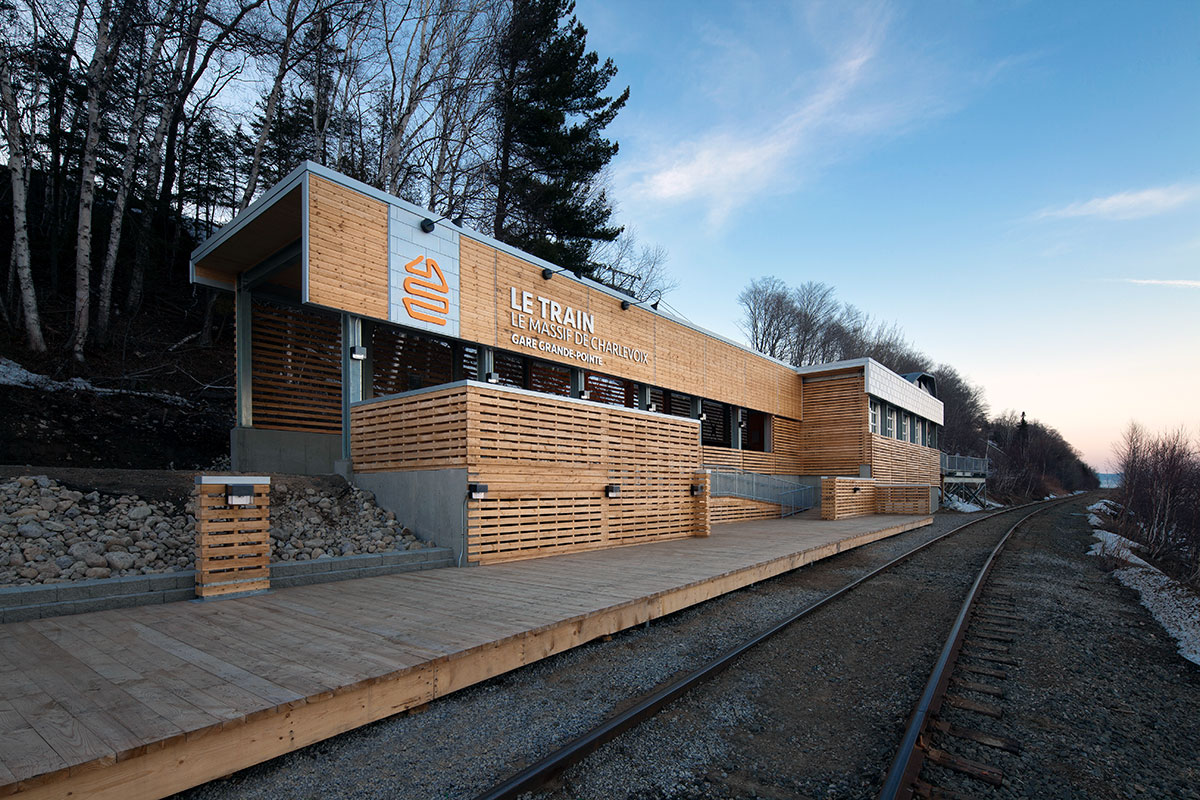 La Gare Grande-Pointe, un abri extérieur en bois conçu par STGM. Photo : Stéphane Groleau
