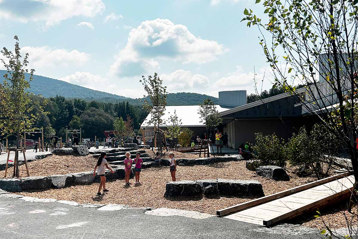 L’école du Zénith, un projet Lab-École, est résolument ancrée dans la nature environnante. Photo : Lab-École