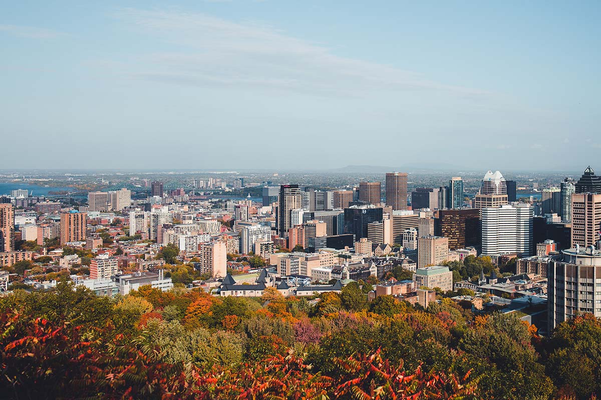 La Ville de Montréal souhaite rendre son parc immobilier à zéro émission de gaz à effet de serre (GES) d’ici 2040. Crédit : Nathalia Segato, Unsplash