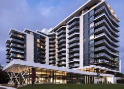 Le complexe de condos locatifs Le Huppé est le premier immeuble multirésidentiel au Canada à obtenir la certification WELL niveau Or.  Crédit : IMMOSTAR