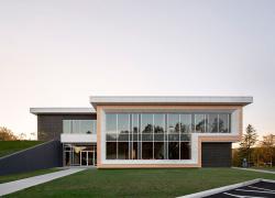 Le nouveau siège social d'Équipe Laurence a reçu une distinction pour son architecture durable aux Grands prix du design 2023.  Photo : David Boyer Photographe