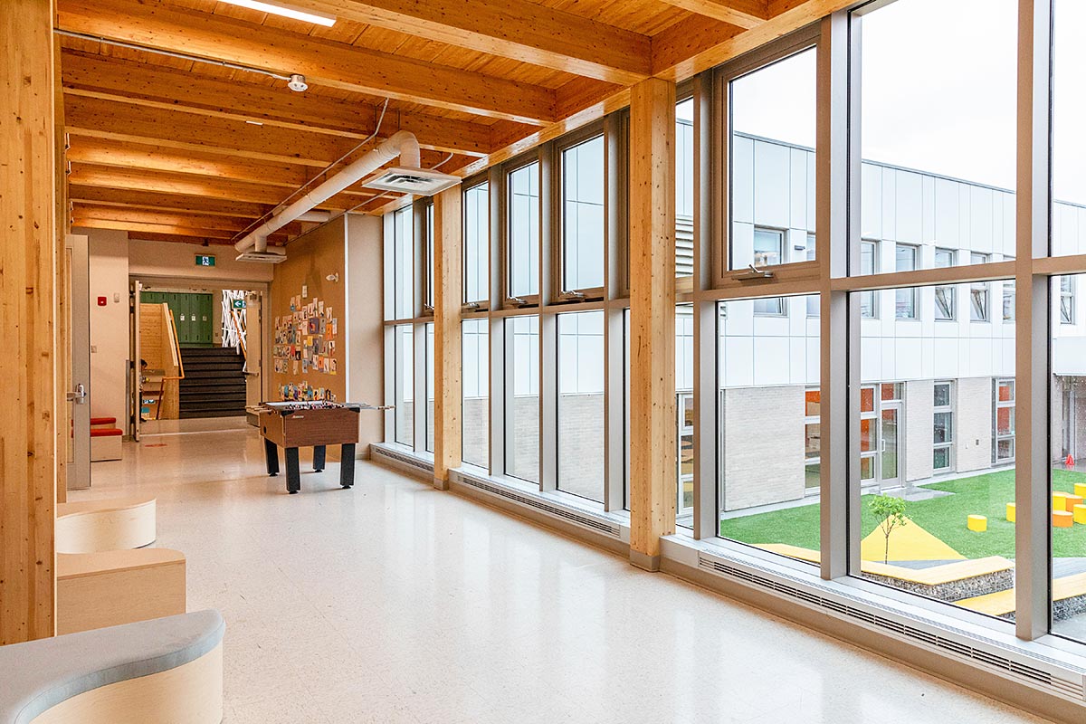 Les nouveaux espaces du pavillon Hubert-Reeves de l’école Fernand-Seguin se distinguent par leur structure de bois. Crédit : Mélanie Dusseault, CSSDM