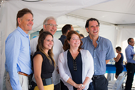 De gauche à droite sur  la photo : Jean-Pierre LeTourneux, architecte, associé chez MSDL; Marie-Élaine Jacome, coordonnatrice de projets et responsable des chantiers d’AluQuébec; Robert-Jan van Santen, architecte, VS-A (confériencier international invité au lancement); Marie-Lapointe, PDG d’AluQuébec; et André Cardinal, architecte, associé chez Lemay et coprésident du chantier Bâtiments et construction durable. - Photo : Sara Belaid