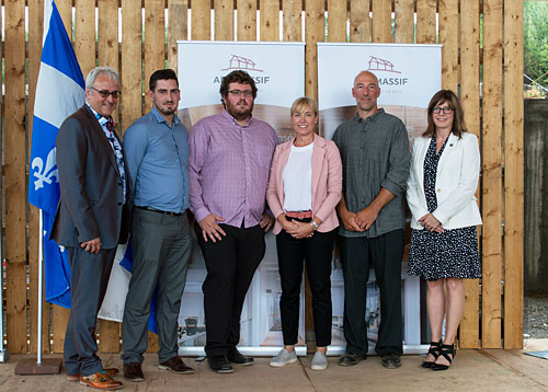 L’annonce du projet mettait en présence, de gauche à droite : Pierre Dufour, ministre des Forêts, de la Faune et des Parcs; Tristan Gagnon, directeur de production, Art Massif; Guillaume Bédard-Blanchet, responsable du bureau d’ingénierie, Art Massif; Geneviève Constancis, directrice du développement des affaires, Art Massif; Steve Desrosiers, président-directeur général, Art Massif; et Marie-Ève Proulx, ministre déléguée au Développement économique régional. Photo : Art Massif