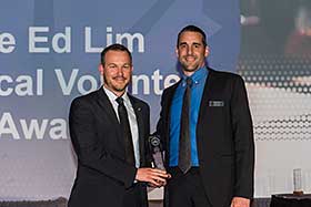 Guillaume Martel (à gauche), lauréat du Prix du leadership en expertise technique Ed Lim, et Mark Hutchinson, vice-président des programmes de certification du bâtiment durable au CBDCa - Photo de CBDCa