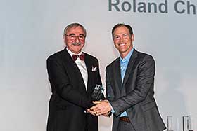 Roland Charneux (à gauche), récipiendaire du Prix du pionnier du durable, et Gordon Hicks, chef de la direction de BGIS - Photo de CBDCa