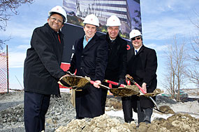 Alan DeSousa, Arrondissement de Saint-Laurent ; Roger Plamondon, Broccolini ; Gerry Stefanatos, Hospira ; et Mario Monette, Technoparc Montréal. Photo de CNW/Michel Pinault