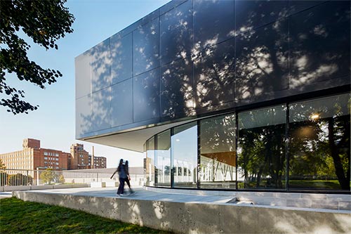 Le centre sportif et culturel du Collège Notre-Dame est partiellement enfoui et couvert d’un toit végétalisé. Photo : ACDF Architecture