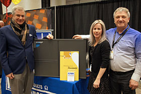 De gauche à droite : Yves Langevin, architecte, partenaire d’Alu Composite, entreprise lauréate d’un des Coups de cœur décernés parmi les produits en vitrine à l’Expo Contech bâtiment de la Montérégie; Karine Tremblay, adjointe au président; et André Lechasseur, président d’Alu Composite. Photo de Virgnie Chalifoux - Voir vert