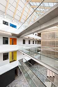 Les deux volumes qui composent aujourd’hui le siège social de la CSN sont unis par un vaste atrium baigné de lumière naturelle - Photo de Stéphane Brügger