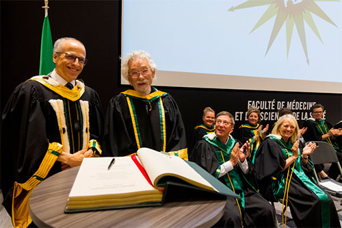 Le recteur Pierre Cossette a remis un doctorat honorifique à David Suzuki. Crédit : Mathieu Lanthier - UdeS