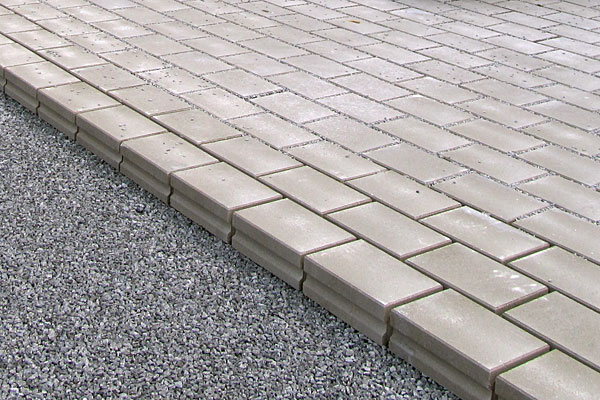 Un pavé drainant - Photo : Techo-Bloc