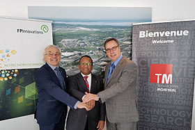 L’annonce de l’achat des terrains réunissait Pierre Lapointe, président et chef de la direction de FPInnovations; Alan DeSousa, maire de l’Arrondissement de Saint-Laurent; et Mario Monette, président-directeur général de Technoparc Montréal. Photo de CNW/Technoparc Montréal