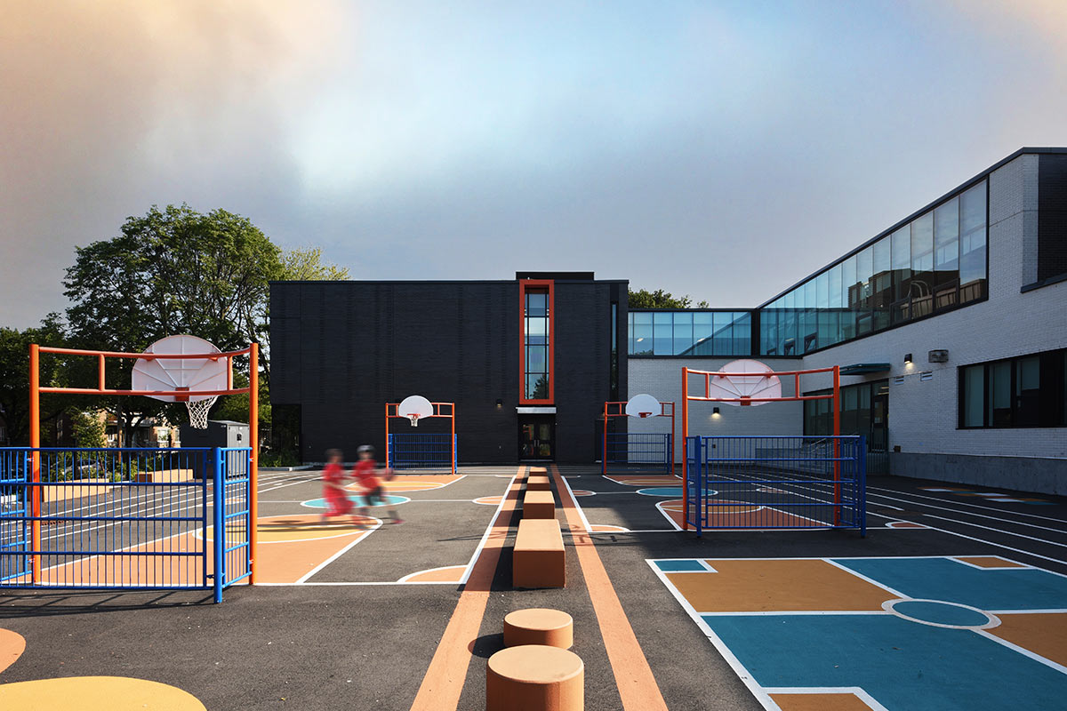 Le projet d'agrandissement de l'école Bedford a également permis de bonifier la cour.  Photo : Jaime Luna, photographe