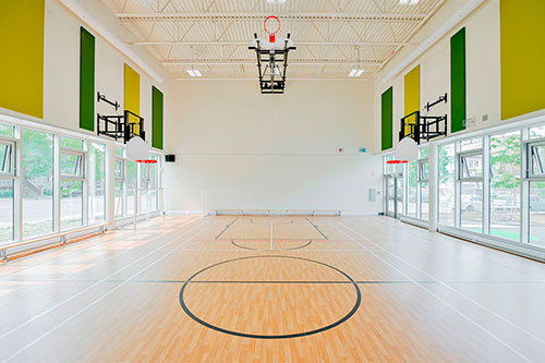 La nouvelle aile sud de l'école Saint-Albert-le-grand comprend un gymnase double vitré sur trois façades.  Photo: Dominique Viau, BODOÜM Photographie