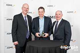Louis Vincent (président ex officio du CA de l’AQME), Donald Simard (TC Transcontinental), lauréat du prix pour sa contribution et son engagement envers l’AQME, et André Longpré (président du CA de l’AQME) - Photo de AQME