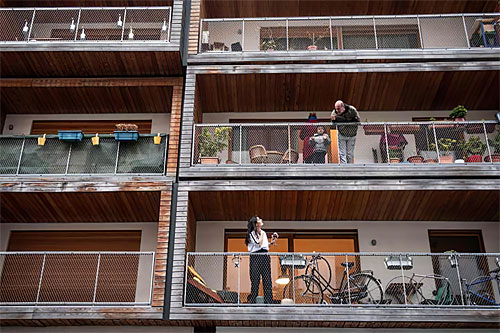 Quelques minutes d’exposition à l’extérieur, sur les balcons, peuvent être bénéfiques tant sur le plan psychique que physique.Photo : ©Provided by Evening Standard