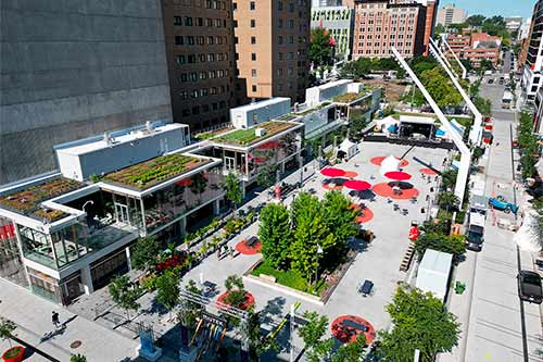 L'Esplanade Tranquille du Quartier des spectacles offre des espaces publics intérieurs et extérieurs. Photo : Steve Montpetit