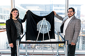 Julie-Anne Chayer, présidente du conseil d’administration du CBDCa – Québec, et Jonathan Mosaurieta, ingénieur de l’ÉTS responsable du dossier de la certification, lors de la remise du sceau LEED à l’institution. - Photo : École de technologie supérieure