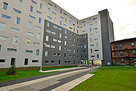 Le Conseil du bâtiment durable du Canada (CBDCa) remettait à l’École de technologie supérieure, la certification LEED-NC Platine obtenue pour la phase 4 des résidences étudiantes de l’institution montréalais. - Photo : École de technologie supérieure. 
