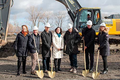 La mairesse de Verdun, Marie-Andrée Mauger, la conseillère d'arrondissement du district Champlain-L'Île-des-Sœurs, Véronique Tremblay, et plusieurs partenaires de Proment étaient présents pour lancer les travaux de la première phase d'EVOLO NEX, du Quartier Pointe-Nord, à l'Île-des-Sœurs. Crédit : Proment