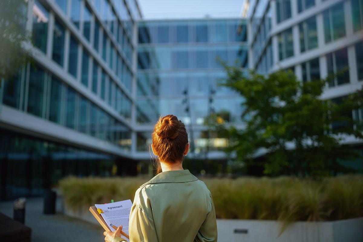 Le Guide sur les facteurs ESG de BOMA Québec vise à aider les propriétaires et gestionnaires immobiliers à développer ou adapter leurs stratégies de manière à répondre aux normes ESG. 