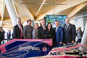 De gauche à droite : Renaud Coulombe, Président du CA de la Société du parc Jean-Drapeau, Yves Lalumière, Président-directeur général, Tourisme Montréal, Caroline Proulx, Ministre du Tourisme du Québec, Chase Carey, CEO Liberty Media, Chase Carey, CEO Liberty Media, Valérie Plante, Mairesse de la Ville de Montréal, François Dumontier, Président et chef de la direction, Formula 1 Grand Prix du Canada et Benoît Dorais, président du Comité exécutif de la Ville de Montréal - Photo Laurent Canigiani