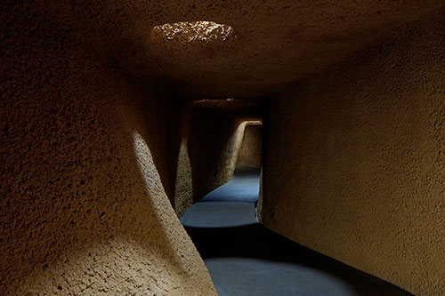 Les visiteurs sont invités à déambuler dans de sinueux couloirs souterrains rappelant une fourmilière. Crédit : James Brittain
