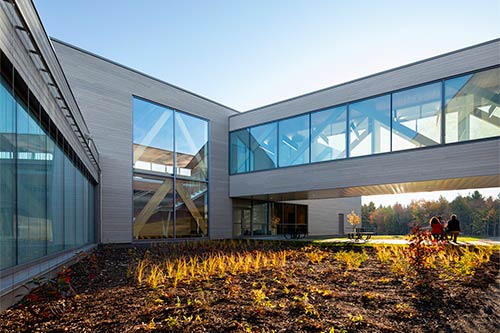 Le pavillon de l’Institut du véhicule innovant est Lauréat Platine Bois aux Grands Prix du design 2023. Photo : Stéphane Brügger Photographe