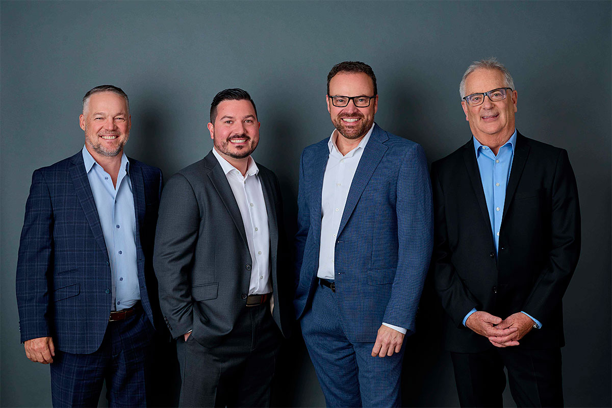De gauche à droite : Denis Massey, associé et vice-président, finance; Alexandre-S. Boucher, associé et président-directeur général; Pascal Fortin, associé et vice-président, opérations chantier; Louis Lavigne, cofondateur de JCB. Crédit : JCB Construction