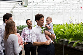 Le premier ministre du Canada, Justin Trudeau, visitait la nouvelle serre urbaine de Lufa à la fin de la dernière semaine - Photo Les Fermes Lufa
