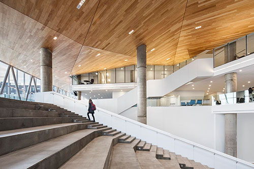 L'atrium de la Maison des étudiants de l'ÉTS. Photo : Stéphane Brügger