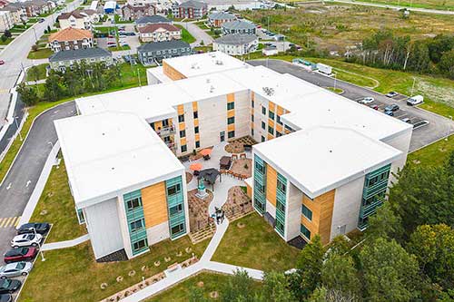Les MDA MA sont ouvertes sur leur communauté et dotées d'aménagements extérieurs favorisant un mode de vie actif. Photo : CISSS du Bas-Saint-Laurent