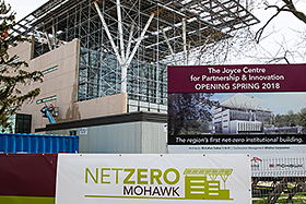 Mohawk College a tout récemment obtenu la certification Bâtiment à carbone zéro – Design du Conseil du bâtiment durable du Canada (CBDCa). - Photo : Mohawk College