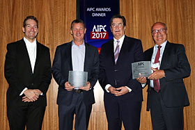 Raymond Larrivée (à droite), président-directeur général du Palais des congrès de Montréal, lors de la remise de l’AIPC Innovation Award - Photo de CNW/Palais des congrès de Montréal