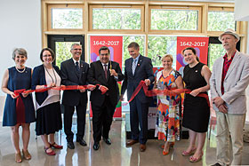 L’inauguration du pavllon réunissait notamment Marie-Claude Durand, chef des relations avec le milieu, Hydro-Québec ; Émilie Thuillier, conseillère, district d’Ahuntsic ; Pierre Gagnier, maire d’Ahunstic-Cartierville ; Denis Coderre, maire de Montréal ; Pierre Desroches, conseiller, district de Saint-Sulpice ; Lorraine Pagé, conseillère, district du Sault-au-Récollet ; Véronique Papineau, représentante de la députée d’Ahuntsic-Cartierville ; et Michel Jourdain, directeur de l’organisme GUEPE - Photo de Ville de Montréal – Arrondissement Ahuntsic-Cartierville