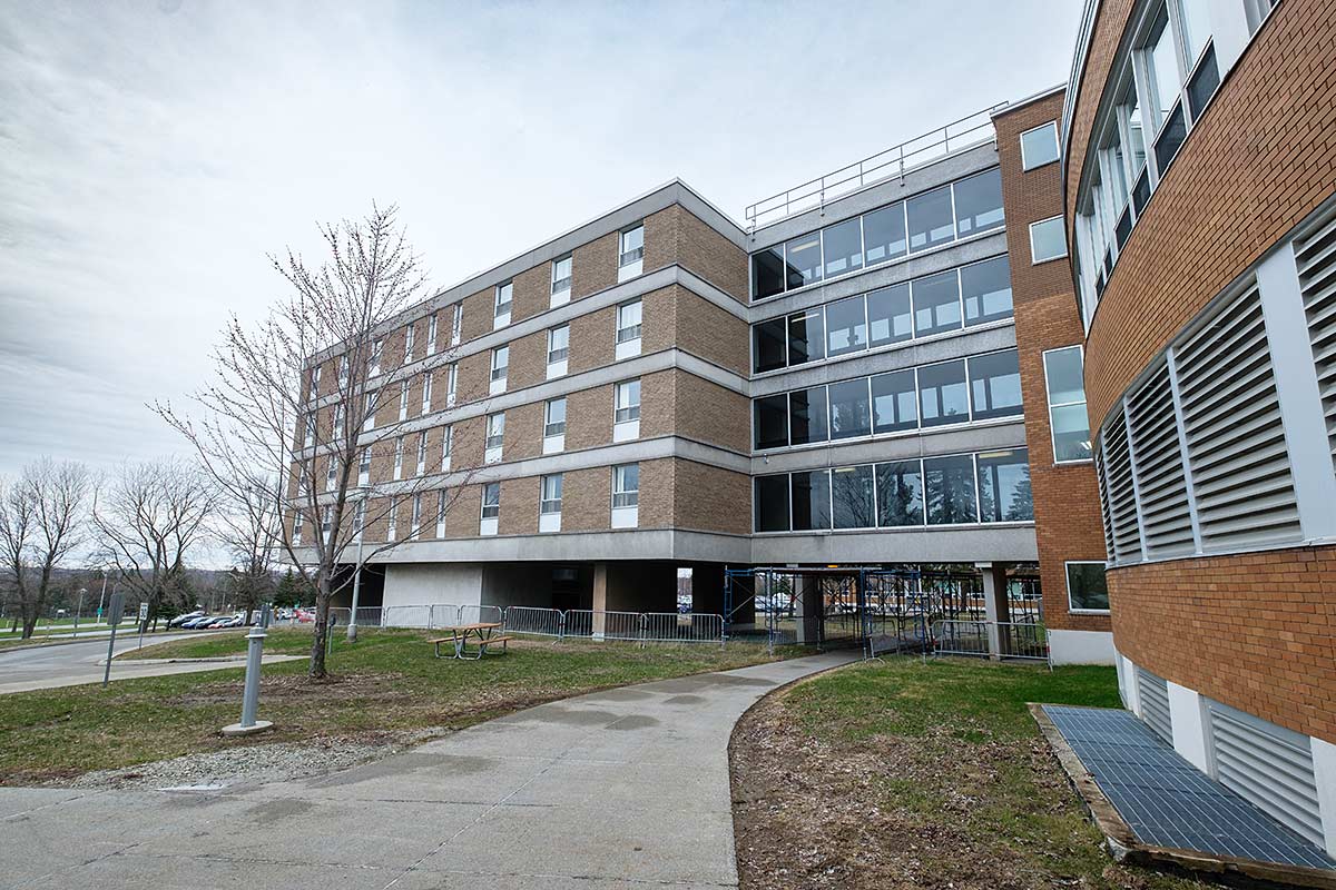 Le pavillon A5 de l'Université de Sherbrooke sera démoli et reconstruit en accord avec la stratégie de carboneutralité de l’université. Crédit : Michel Caron - UdeS