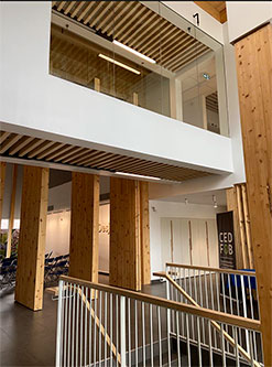 Entièrement conçu de bois, le Pavillon de recherche et d’innovation en forêt boréale reflète la mission du CEDFOB. Photo : Cégep de Baie-Comeau
