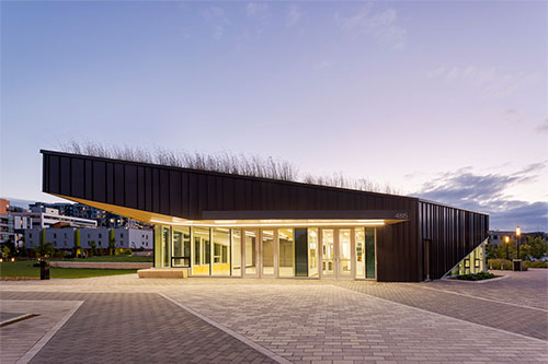 Le Pavillon du parc Saidye-Bronfman est Lauréat Platine Changement climatique aux Grands Prix du design 2023. Photo : Damien Ligiardi