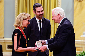 Anne Carrier (Anne Carrier architecture) et Vadim Siegel (ABCP architecture) au moment de recevoir la Médaille des mains du Gouverneur général, David Johnston