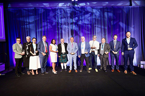 Photo des lauréats. De gauche à droite : Joshua Stromberg et Jennifer Corson de Solterre Design (Conception à carbone zéro), Della Wang de Fengate Asset Management (Leader écologique de l’avenir), Jonathan Westeinde de Windmill Developments (Prix pour l’ensemble d’une carrière), Daneeka Abon d'UWCRC (Visionnaire du bâtiment durable), Kevin Hydes, PDG et fondateur d'Introba, Thomas Mueller, président et chef de la direction du CBDCA, Steve Kemp de RDH (Prix Ed Lim du bénévole en expertise technique), Andrew Frontini de Perkins&Will (Nouvelle construction), Speros Kanellos de la Ville de Kingston (Leadership dans le secteur public), Kit Milnes de KingSett (Rénovation profonde de décarbonation), et Russell Horne de la Ville de Kingston (Champion du bâtiment durable). Crédit : Courtoisie du CBDCA 
