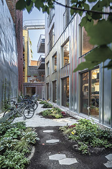 De grandes fenêtres insufflent de la lumière naturelle dans ce bâtiment écologique. Photo : Rayside Labossière