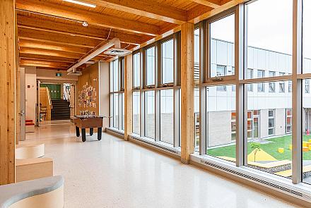 Les nouveaux espaces du pavillon Hubert-Reeves de l’école Fernand-Séguin se distinguent par leur structure de bois. Crédit : Mélanie Dusseault, CSSDM