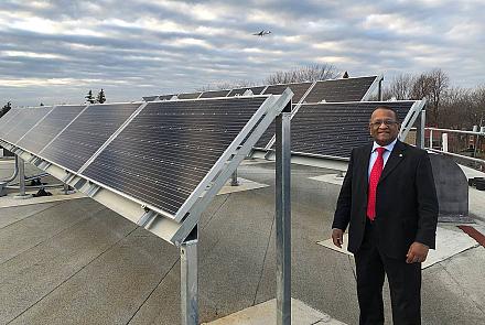 Le maire d’arrondissement Alan DeSousa souhaite créer un vaste parc solaire dans Saint-Laurent.  Photo : Arrondissement de Saint-Laurent