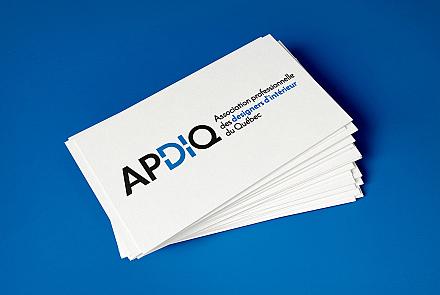 Pour ses 20 ans, l'APDIQ se dote d'un nouveau logo plus contemporain qui se veut une démonstration de l’ouverture et du professionnalisme de l’association. Crédit : APDIQ 