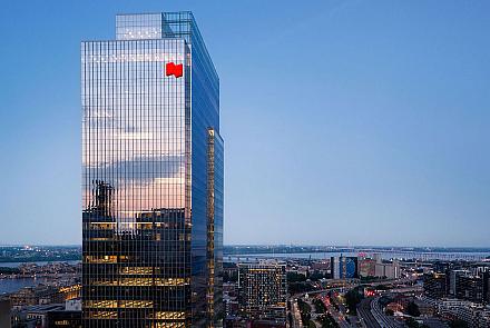 Certifié aussi LEED Or, le siège social de la Banque Nationale, situé dans le centre-ville de la métropole, a obtenu cette nouvelle certification le 11 juin. Crédit: Broccolini