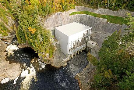 Le Québec aime se présenter comme exemplaire en matière de transition énergétique, fort de sa domination hydroélectrique. Et c’est vrai que ce succès fait notre fierté. Mais derrière cette image, la réalité est plus complexe. Crédit : Groupe Axor
