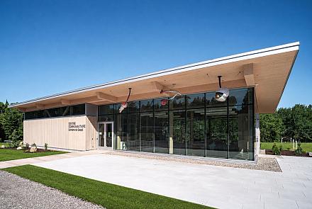 Depuis 2020, la municipalité située dans Chaudière-Appalaches entreprend des projets visant à améliorer ses infrastructures publiques. Le centre communautaire du Domaine de Gaspé en fait partie. Crédit: Courtoisie Atelier Guy Architectes